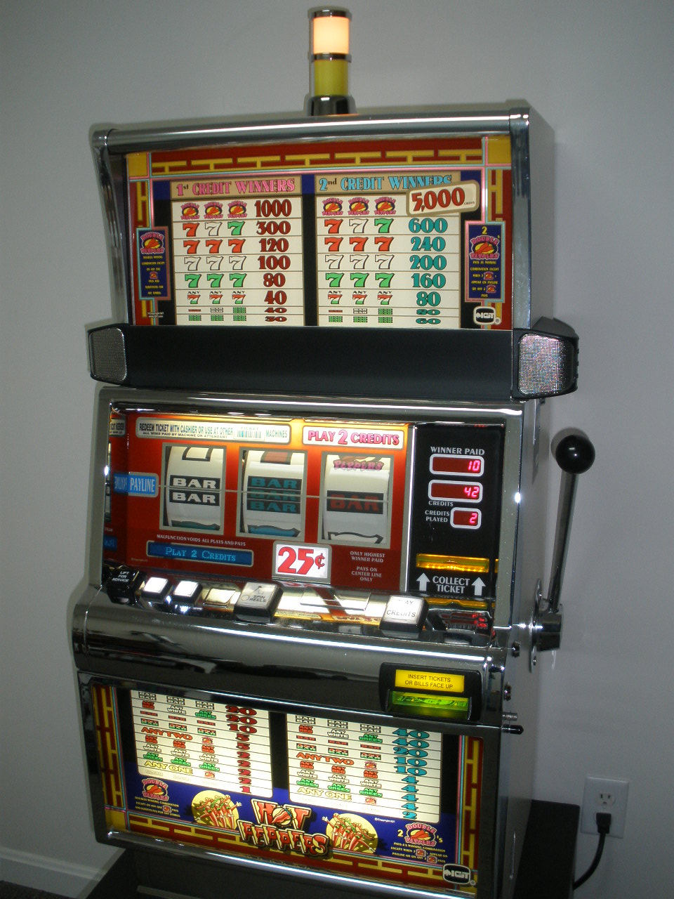Hot roll slot machine