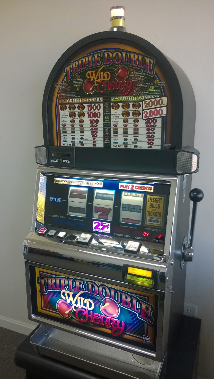 IGT TRIPLE DOUBLE WILD CHERRY S2000 ROUND TOP SLOT MACHINE For Sale