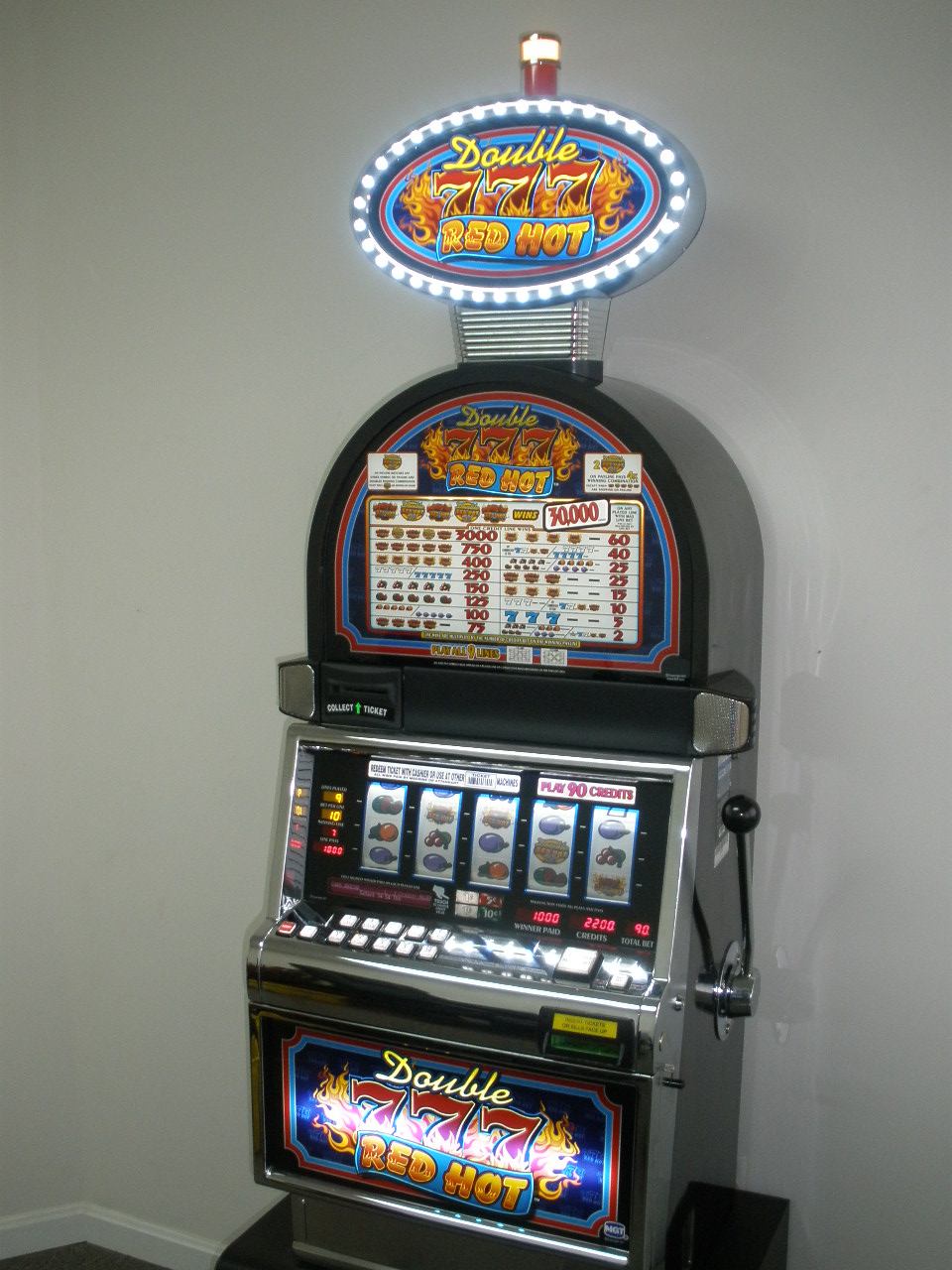 red casino 7 slot machine vintage