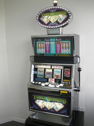 IGT TRIPLE DIAMOND S2000 SLOT MACHINE WITH QUARTER COIN HANDLING - THREE COIN AND LIGHTED TOPPER 