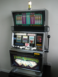 IGT TRIPLE DIAMOND S2000 SLOT MACHINE WITH QUARTER COIN HANDLING - THREE COIN 